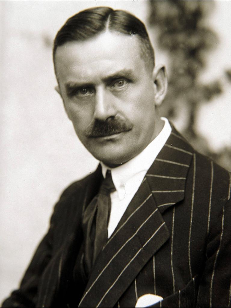 Thomas Mann blickt in die Kamera