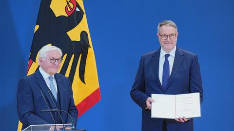 Alexander Schweitzer (SPD) nimmt die Ernennungsurkunde zum Bundesminister für Arbeit und Soziales von Bundespräsident Frank-Walter Steinmeier entgegen. 