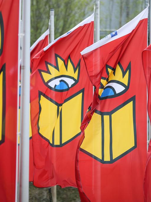 Sachsen, Leipzig: Fahnen mit dem Logo der Buchmesse wehen auf dem Messeglände.