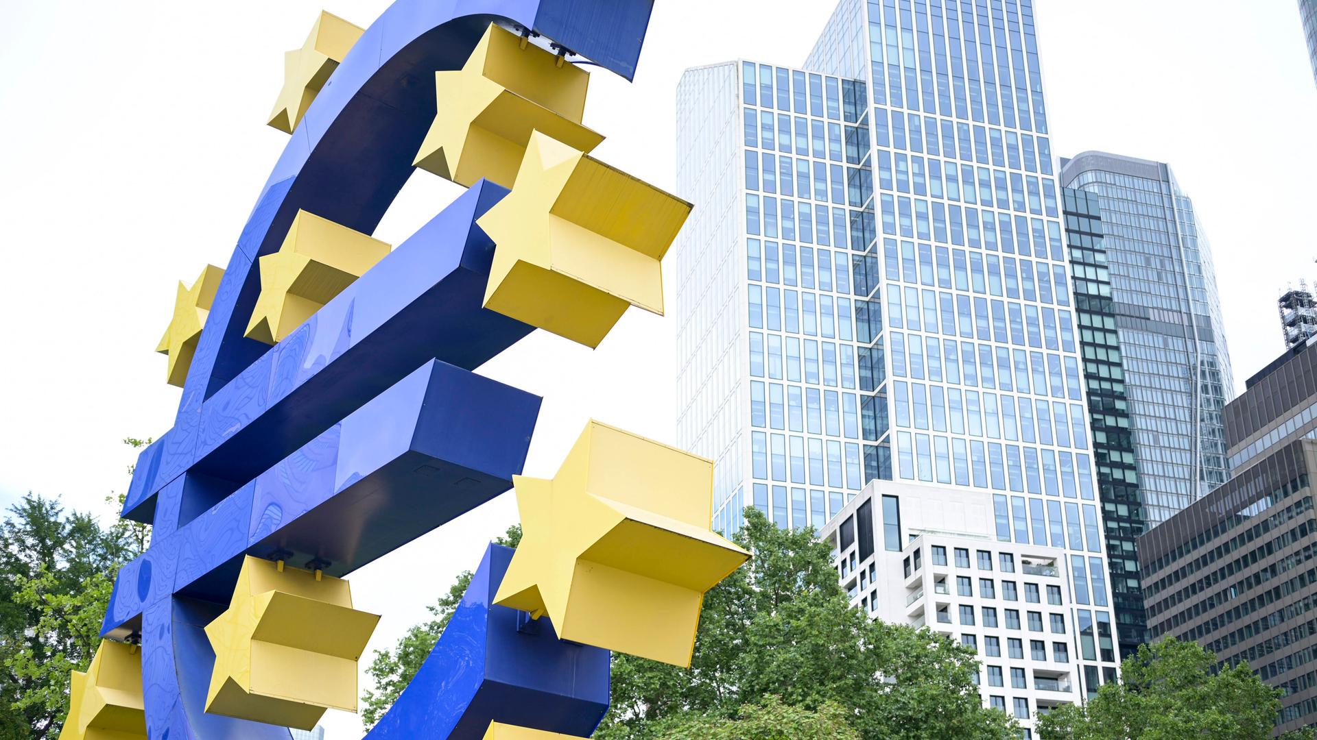 Das blaue Euro-Symbol vor der EZB in Frankfurt. 