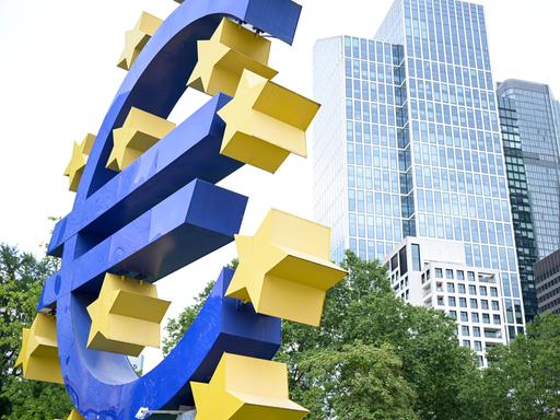 Das blaue Euro-Symbol vor der EZB in Frankfurt. 