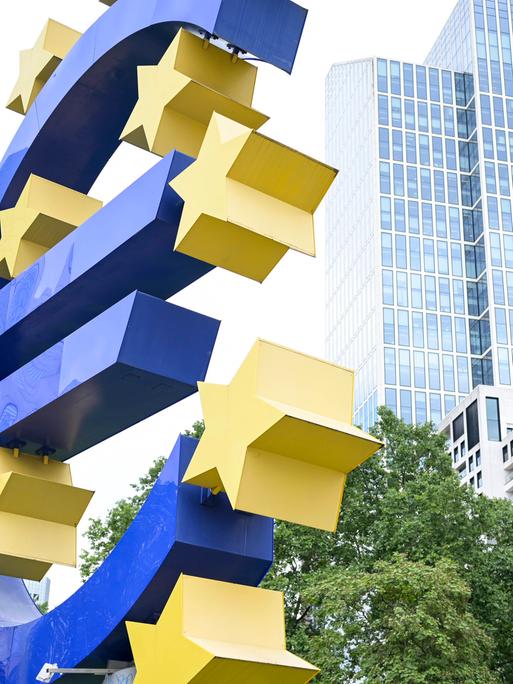 Das blaue Euro-Symbol vor der EZB in Frankfurt. 