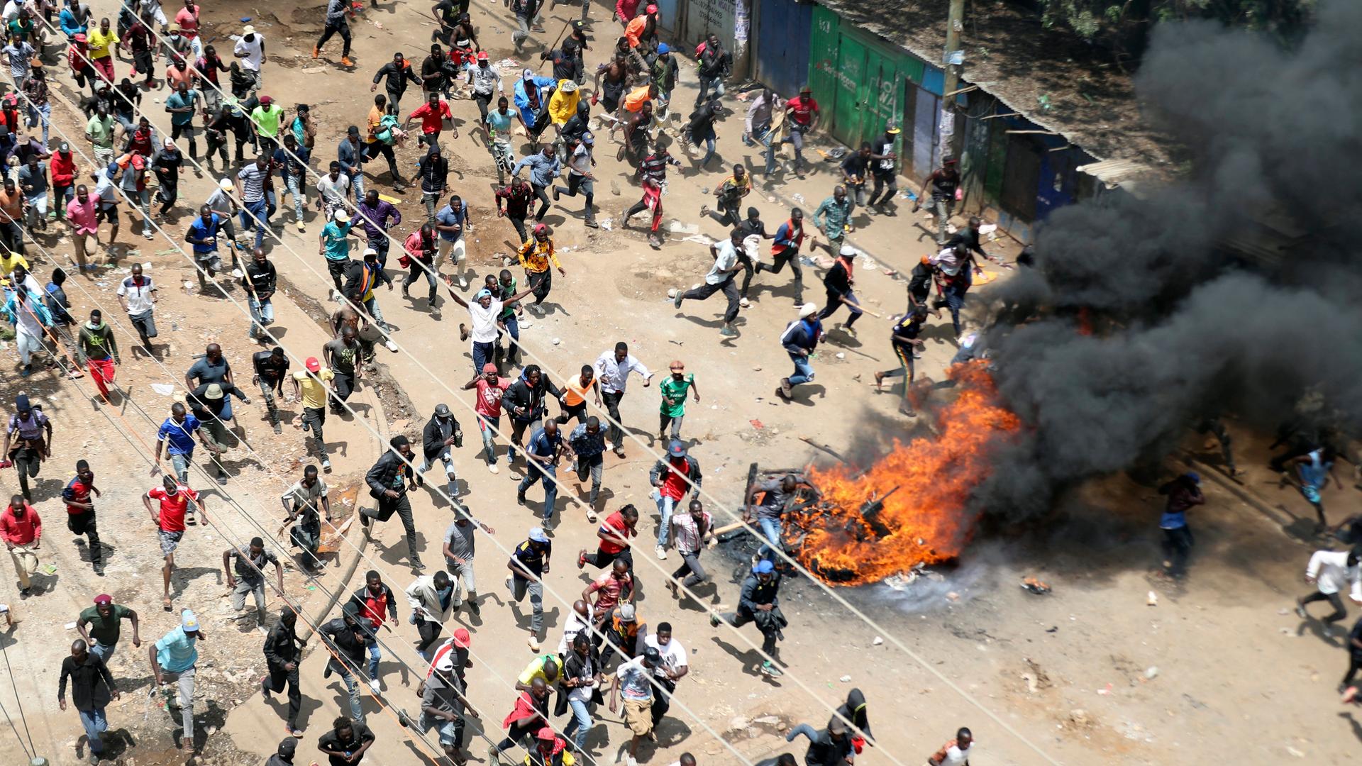 Nairobi: Demonstranten rennen während einer Massenkundgebung, zu der Oppositionsführer Odinga wegen der hohen Lebenshaltungskosten in den Kibera-Slums aufgerufen hat, auf Polizisten zu.
