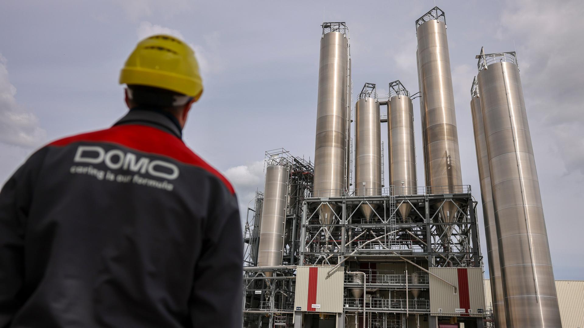 Ein Mitarbeiter von Domo Chemicals steht während des turnusmäßigen Turnarounds vor Silos. Ein Mitarbeiter von Domo Chemicals steht während des turnusmäßigen Turnarounds vor Silos.