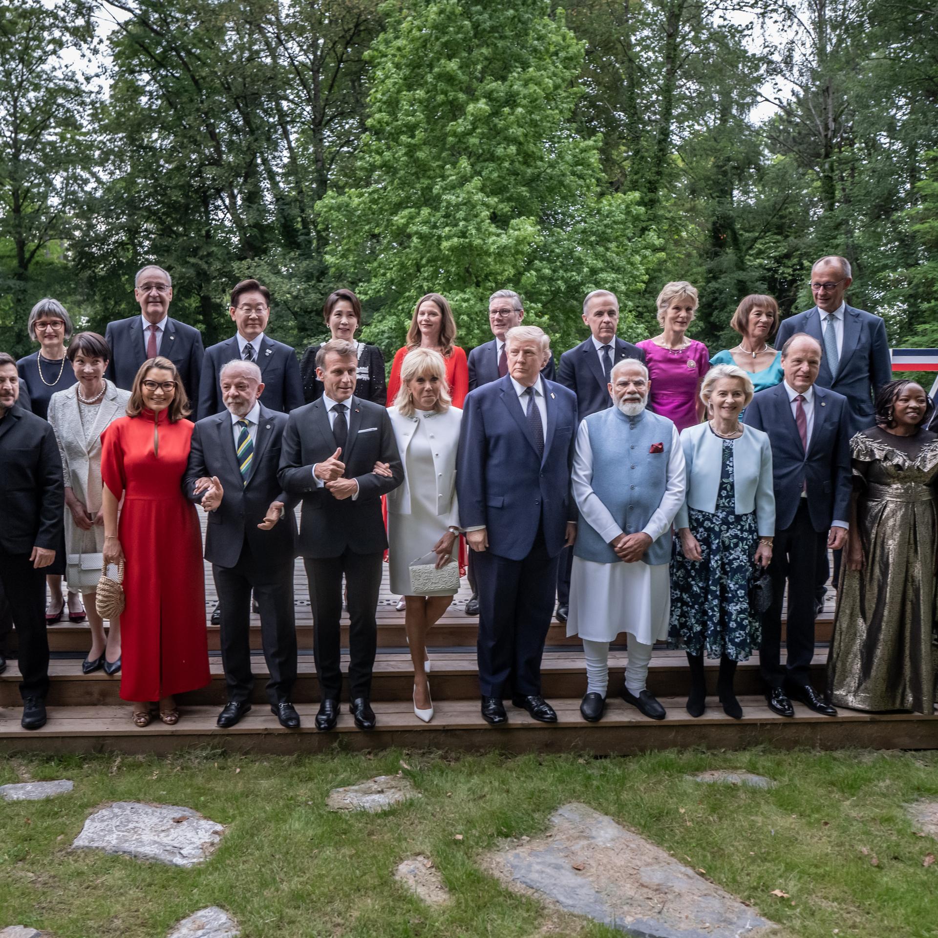 Frankreich, Evian: Die Staats-und Regierungschefs der G7 mit den Gastländern und ihren jeweiligen Partnern haben sich zum Gruppenfoto vor der Abendveranstaltung aufgestellt.