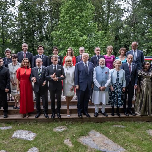Frankreich, Evian: Die Staats-und Regierungschefs der G7 mit den Gastländern und ihren jeweiligen Partnern haben sich zum Gruppenfoto vor der Abendveranstaltung aufgestellt.