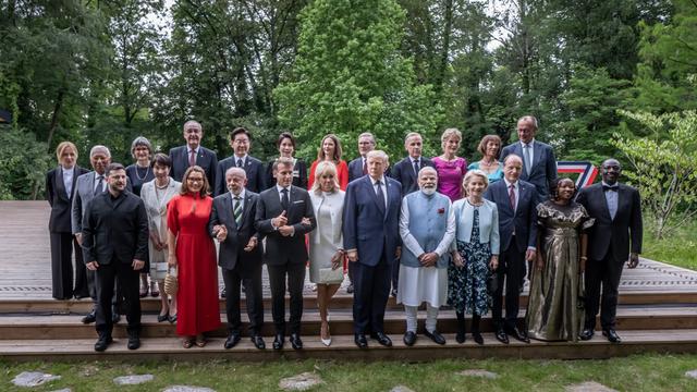 Frankreich, Evian: Die Staats-und Regierungschefs der G7 mit den Gastländern und ihren jeweiligen Partnern haben sich zum Gruppenfoto vor der Abendveranstaltung aufgestellt.