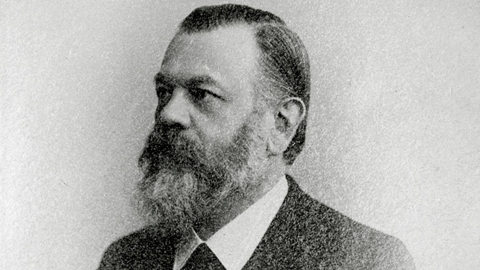 Eine schwarz-weiß Aufnahme zeigt den Astrophysiker Hermann Carl Vogel in einem Portrait Eine schwarz-weiß Aufnahme zeigt den Astrophysiker Hermann Carl Vogel in einem Portrait