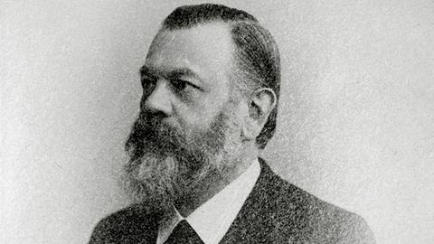 Eine schwarz-weiß Aufnahme zeigt den Astrophysiker Hermann Carl Vogel in einem Portrait