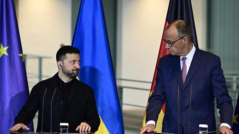 Wolodymyr Selenskyj (l), Präsident der Ukraine, und Bundeskanzler Friedrich Merz (CDU) geben im Bundeskanzleramt nach einem Treffen eine Pressekonferenz. 