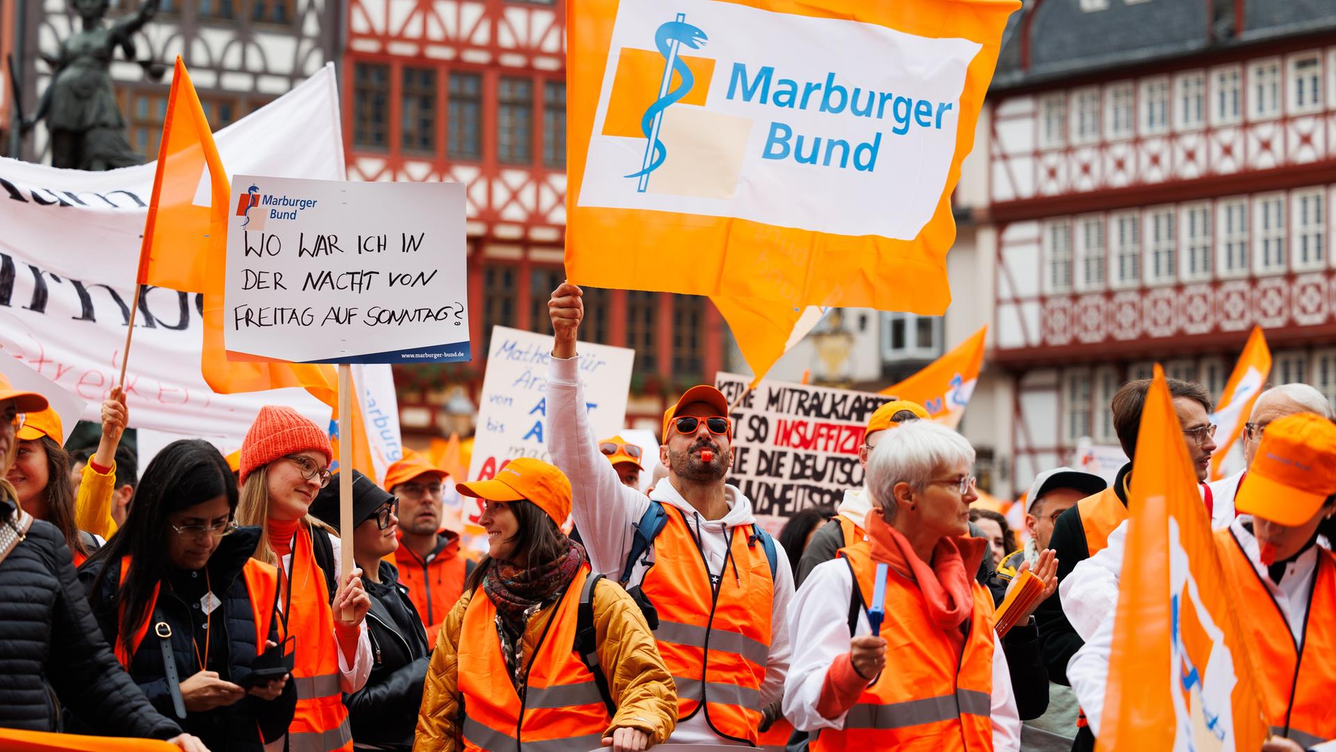 Frankfurt/Main: Ärztinnen und Ärzte demonstrieren unter anderem mit einer Fahne von dem Marburger Bund auf dem Römerberg für höhere Gehälter und bessere Arbeitsbedingungen. 