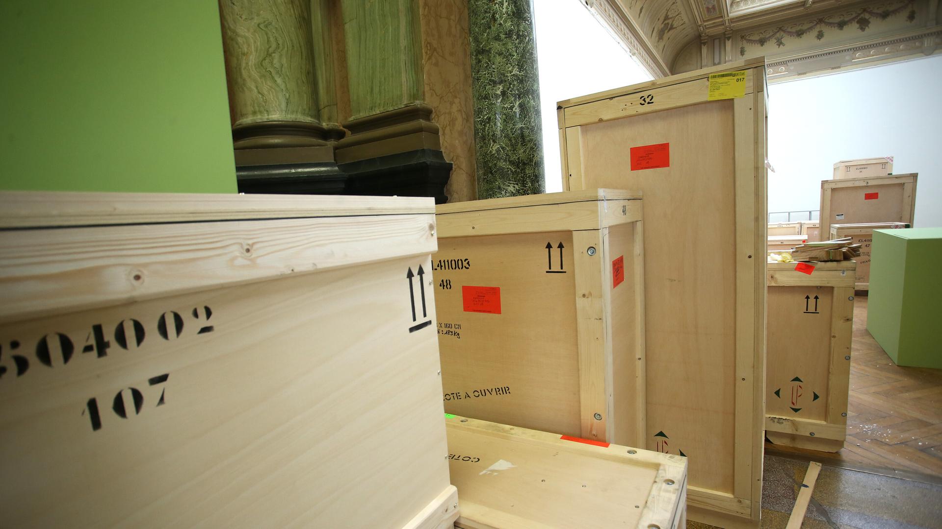 Kisten mit Werken von Auguste Rodin vor der Eröffnung der Ausstellung im Kunstpavillon Zagreb.