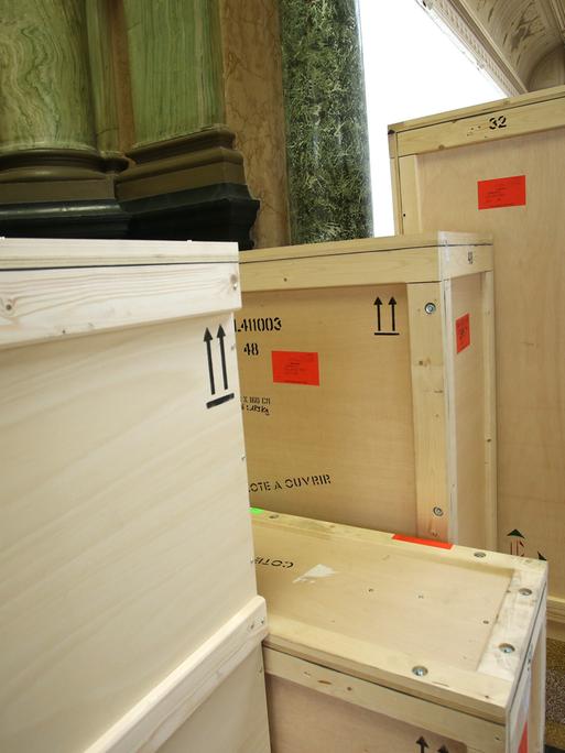 Kisten mit Werken von Auguste Rodin vor der Eröffnung der Ausstellung im Kunstpavillon Zagreb.