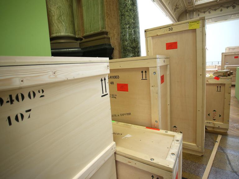 Kisten mit Werken von Auguste Rodin vor der Eröffnung der Ausstellung im Kunstpavillon Zagreb.