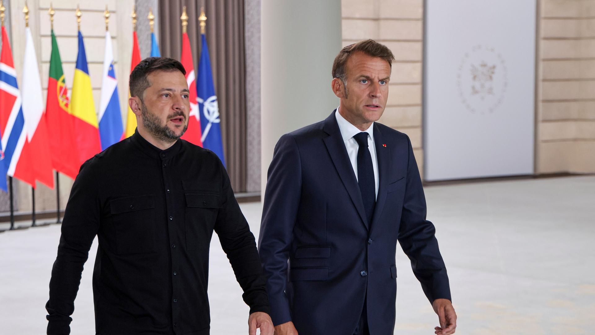 Wolodymyr Selenskyj (l), Präsident der Ukraine, und der französische Präsident Emmanuel Macron treffen zum Ukraine-Gipfel im Elysee-Palast ein. Wolodymyr Selenskyj (l), Präsident der Ukraine, und der französische Präsident Emmanuel Macron treffen zum Ukraine-Gipfel im Elysee-Palast ein.