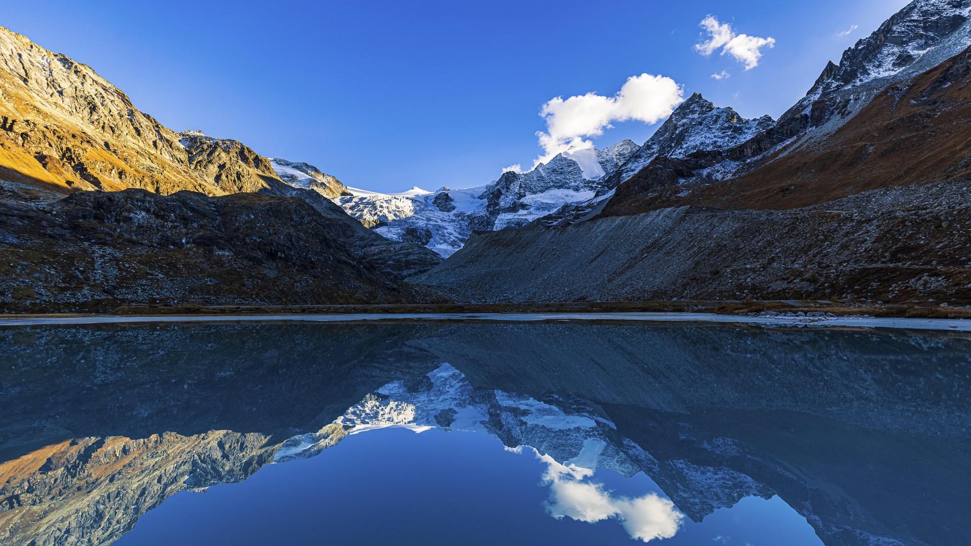Der Moiry-Gletscher und Berggipfel spiegeln sich im klaren Lac de Chateaupre Der Moiry-Gletscher und Berggipfel spiegeln sich im klaren Lac de Chateaupre
