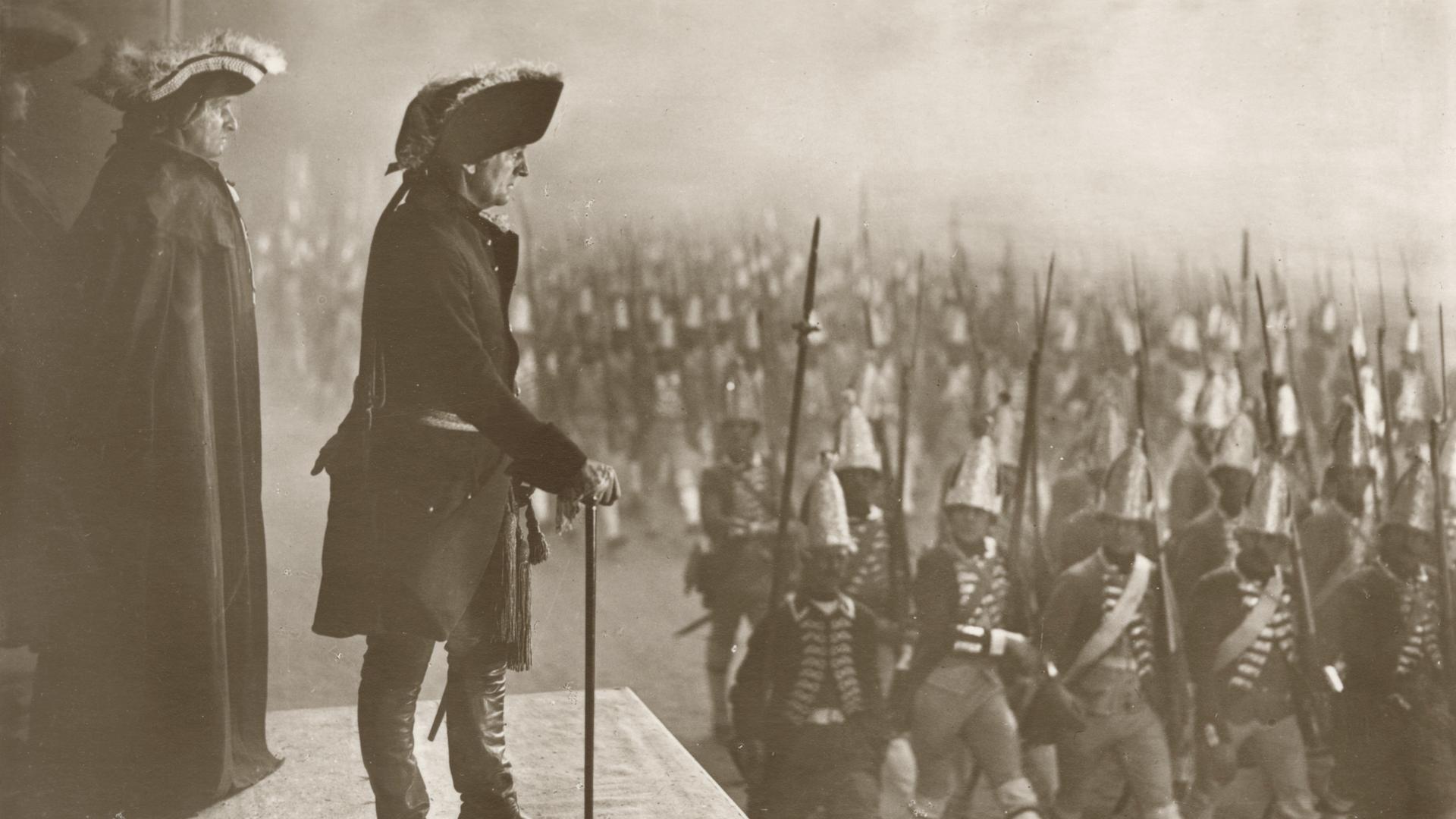 Filmszene: Preußenkönig Friedrich II. schaut sich eine Militärparade an.