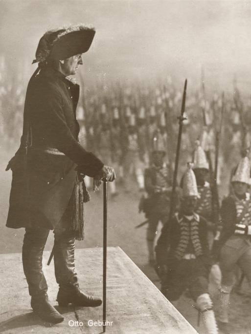 Filmszene: Preußenkönig Friedrich II. schaut sich eine Militärparade an.