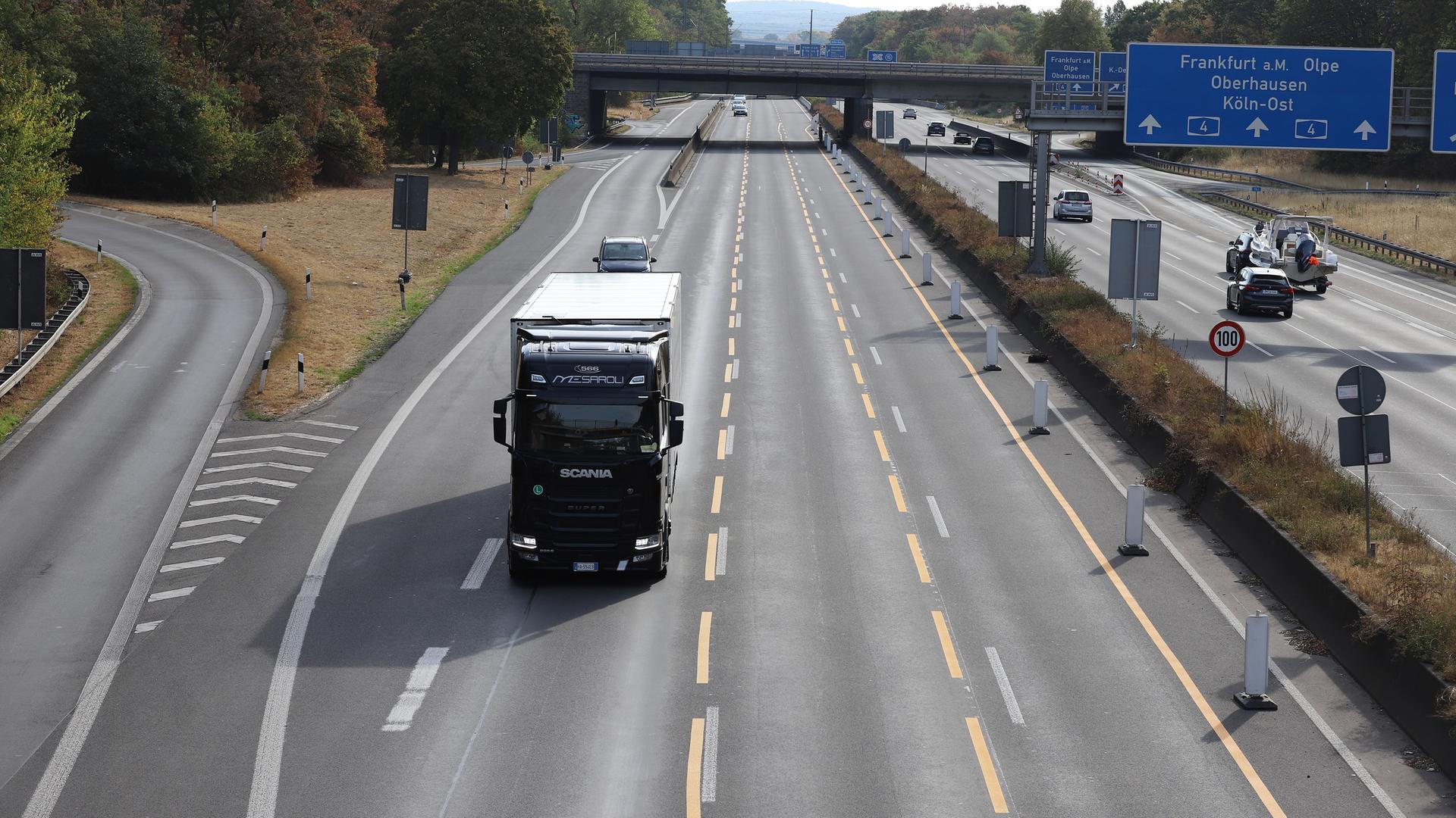 Ein Lastwagen fährt am Sonntag auf der Autobahn 4 in Höhe Dreieck Köln-Heumar