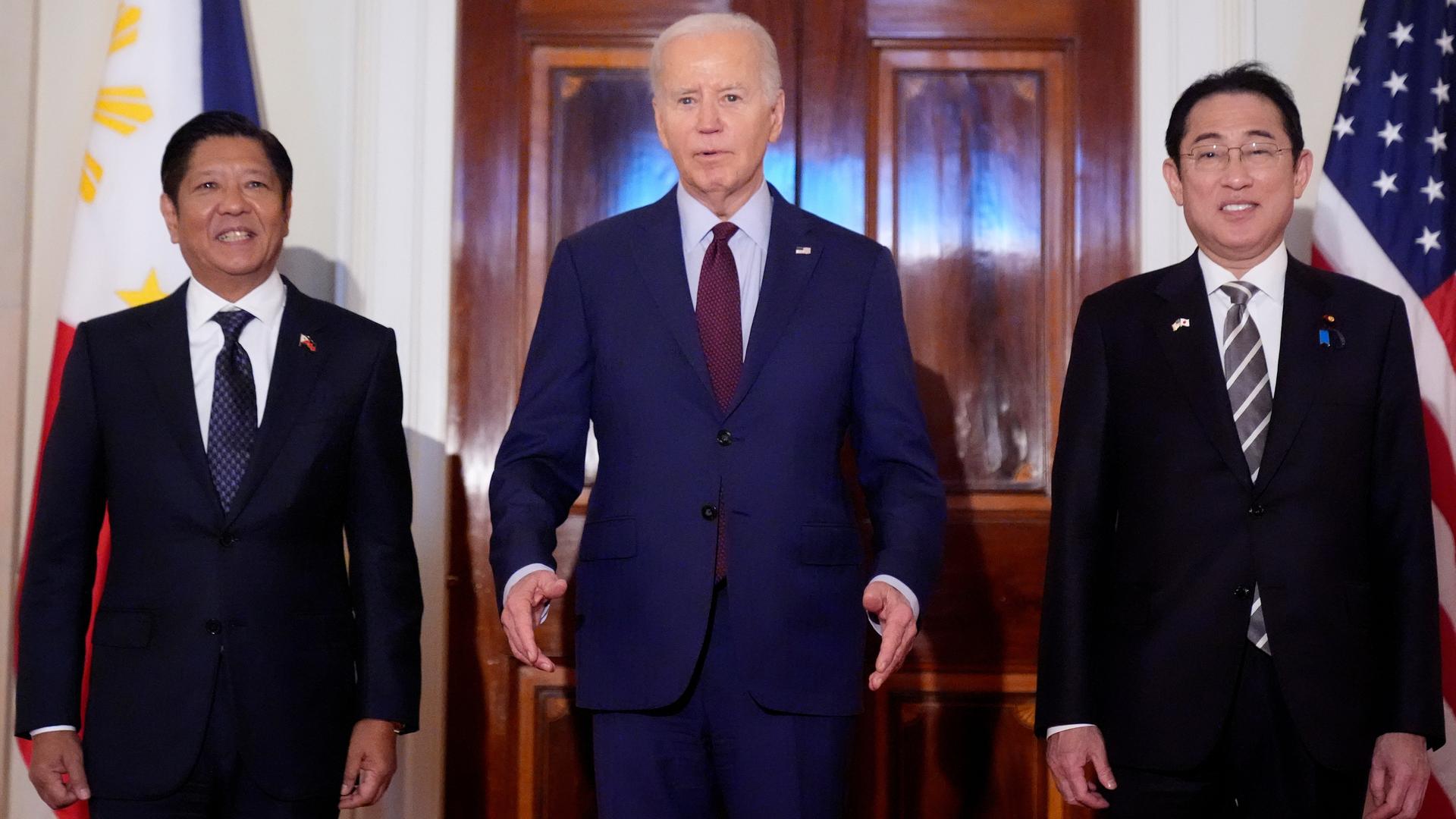 Dreiergipfel in Washington: US-Präsident Joe Biden (Mitte), Japans Ministerpräsident Kishida (rechts) und der Präsident der Philippinen, Marcos.