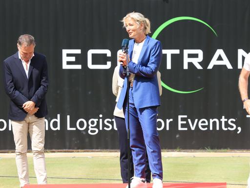Barbara Rittner, Turnierdirektorin des WTA-Tennisturniers in Berlin, spricht vor Publikum ins Mikrofon.