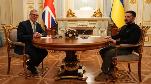 Kiew: Der britische Premierminister Keir Starmer (l) mit dem ukrainischen Präsidenten Wolodymyr Selenskyj zu Beginn ihrer bilateralen Gespräche im Mariinskyi-Palast. Hinter ihnen die jeweiligen Landesfahnen.