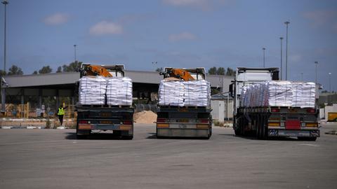 Lastwagen mit Hilfslieferungen auf der Ladefläche
