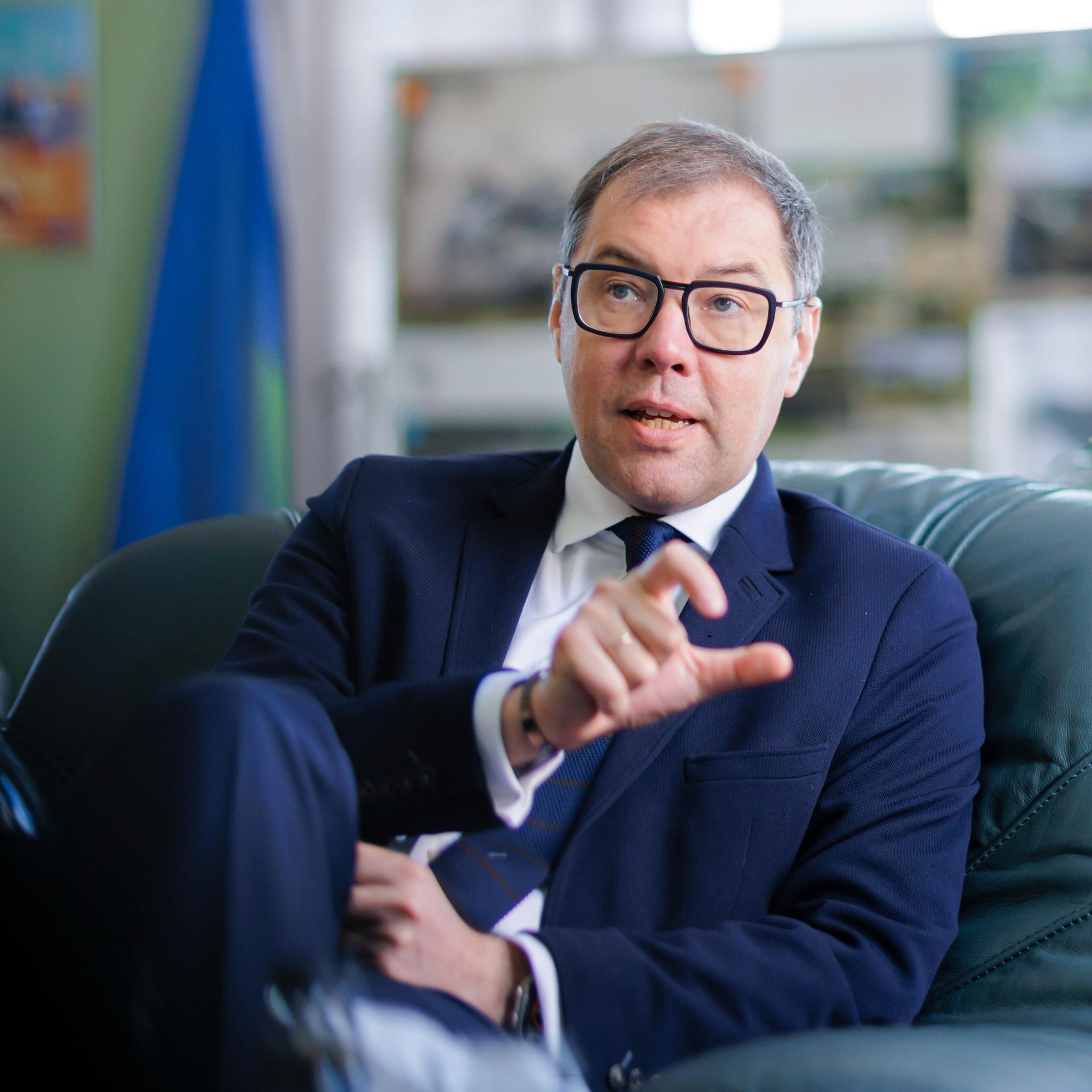 Oleksii Makeiev sitzt in einem Sessel in seinem Büro in der ukrainischen Botschaft und spricht.