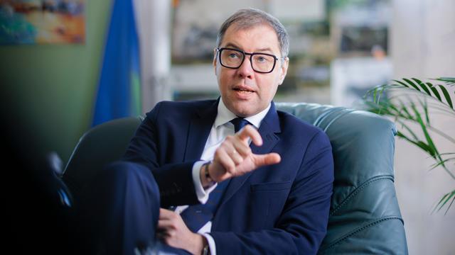 Oleksii Makeiev sitzt in einem Sessel in seinem Büro und antwortet gestikulierend auf eine Frage.