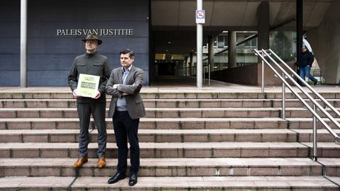 Direktor Donald Pols (links) der Umweltgruppe "Milieudefensie" und Anwalt Roger Cox vor Beginn der Berufung im Klimaverfahren, das die Umweltorganisation gegen Shell eingereicht hatte. 