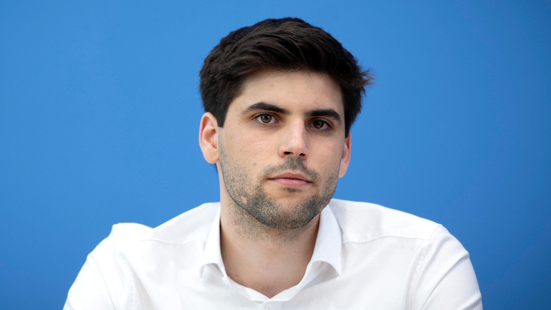 Ron Dekel, Präsident der Jüdischen Studierendenunion Deutschland, spricht auf einer Pressekonferenz. Ron Dekel, Präsident der Jüdischen Studierendenunion Deutschland, spricht auf einer Pressekonferenz.