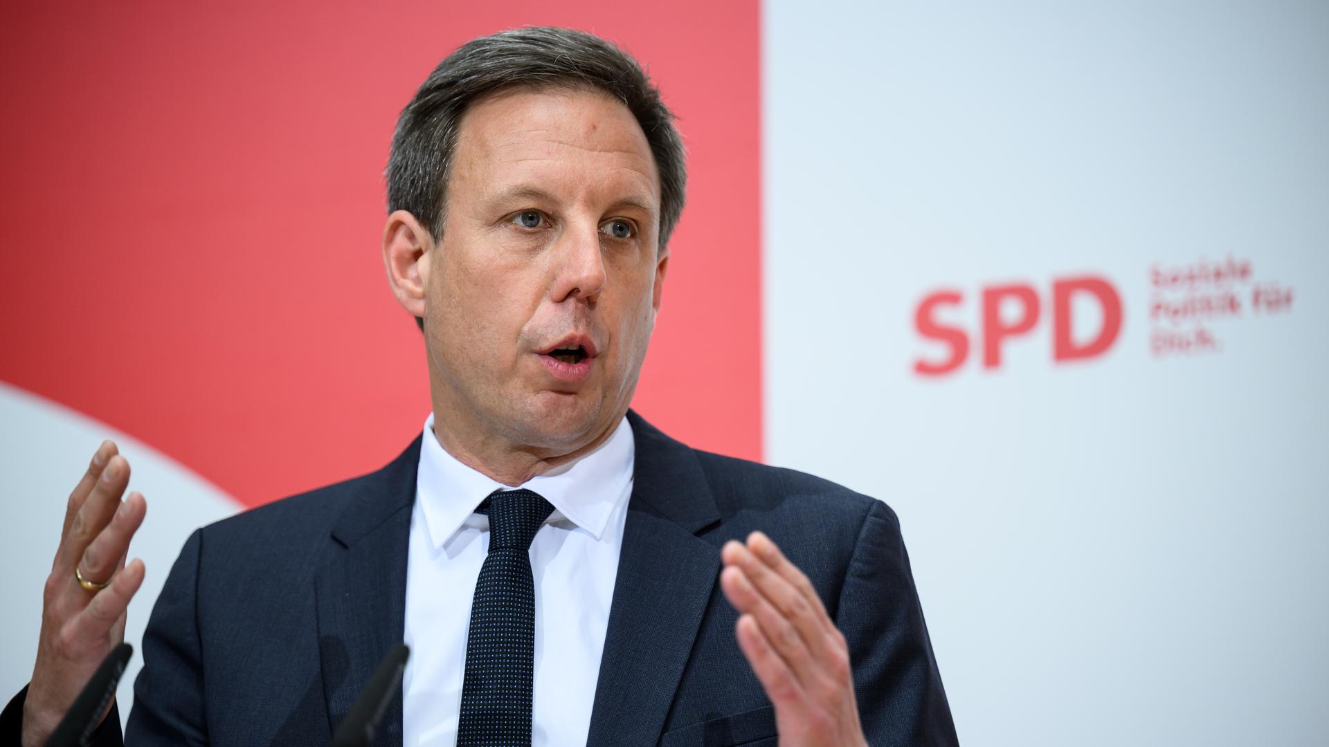 Thomas Losse-Müller, Spitzenkandidat für die SPD Schleswig-Holstein, äußert sich bei einer Pressekonferenz.