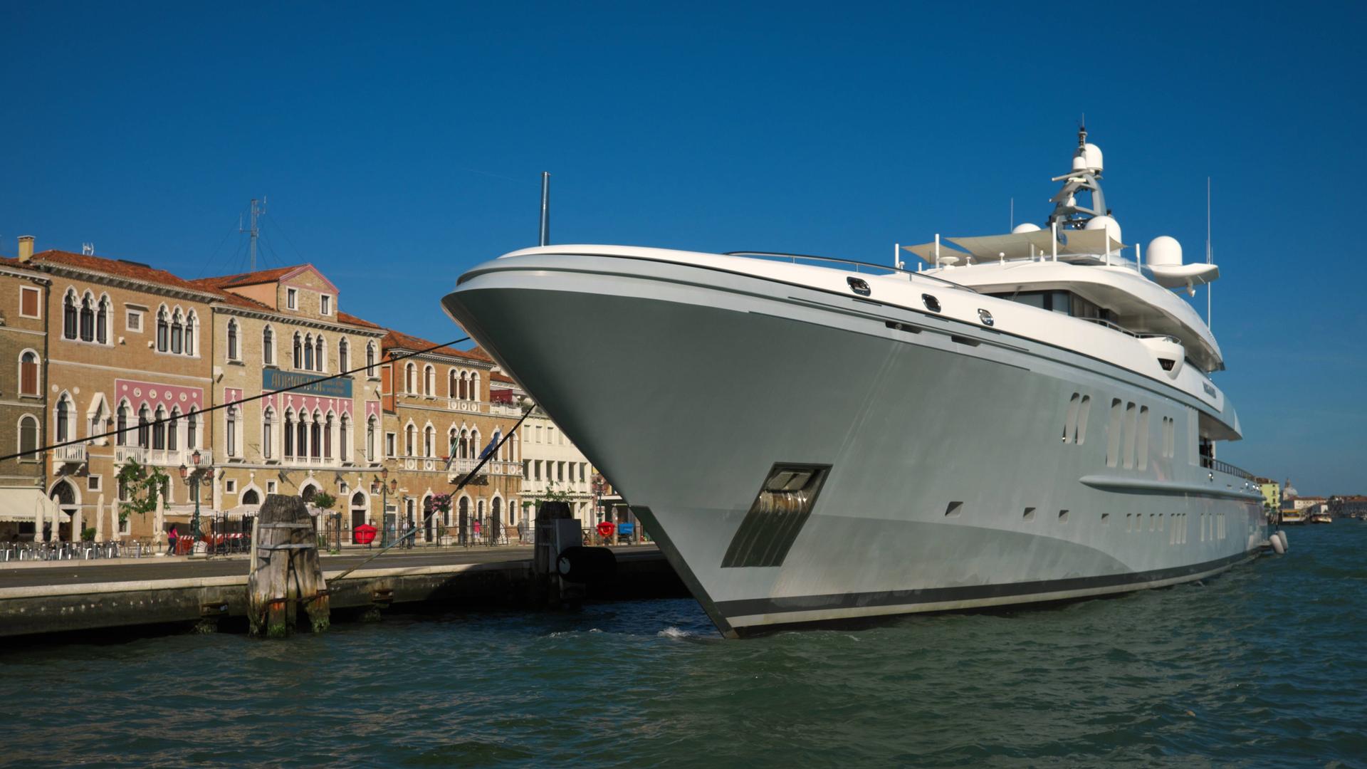 Das Foto zeigt eine Luxus-Jacht, die in Venedig ankert.