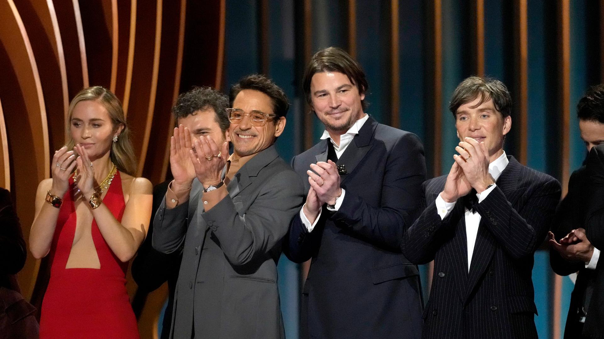 Das Foto zeigt die Schauspielerin Emily Blunt sowie die Schauspieler Alden Ehrenreich, Robert Downey Jr., Josh Hartnett, und Cillian Murphy bei der Gala des Schauspielerverbands SAG in Los Angeles. (AP Photo/Chris Pizzello) Das Foto zeigt die Schauspielerin Emily Blunt sowie die Schauspieler Alden Ehrenreich, Robert Downey Jr., Josh Hartnett, und Cillian Murphy bei der Gala des Schauspielerverbands SAG in Los Angeles. (AP Photo/Chris Pizzello)