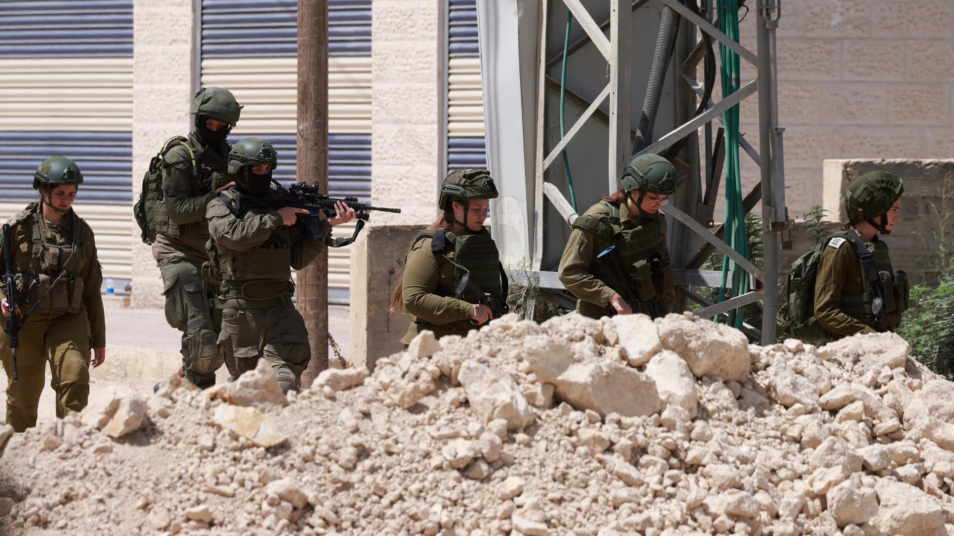 Israelische Soldaten patrouillieren an einem Lager für Geflüchtete, nachdem ein Evakuierungsbefehl an die Bewohner erlassen wurde, deren Häuser abgerissen werden sollten
