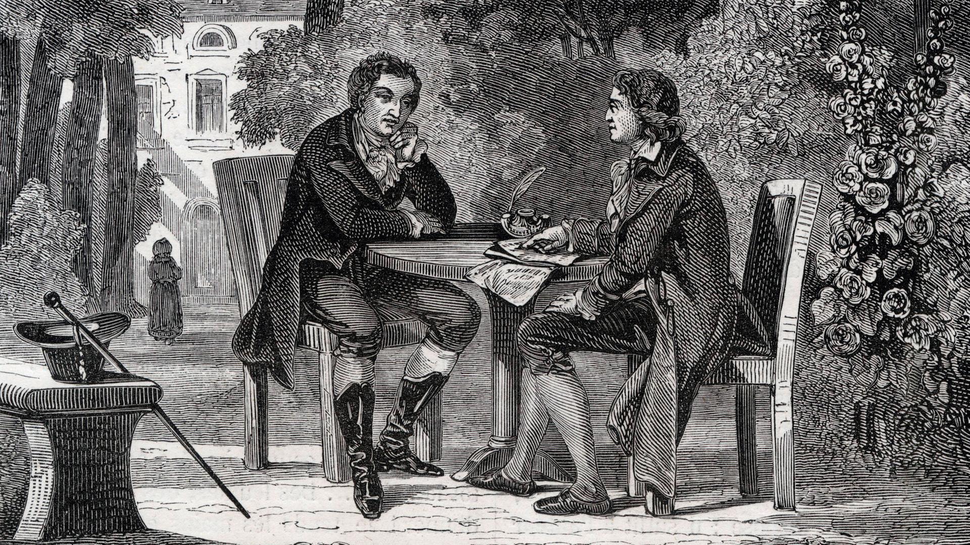 Historische Druckgrafik von 1880: Friedrich Schiller und Johann Wolfgang von Goethe sitzen im Garten an einem Tisch. Um sie herum stehen Bäume,  im Hintergrund ist ein Haus zu erkennen.