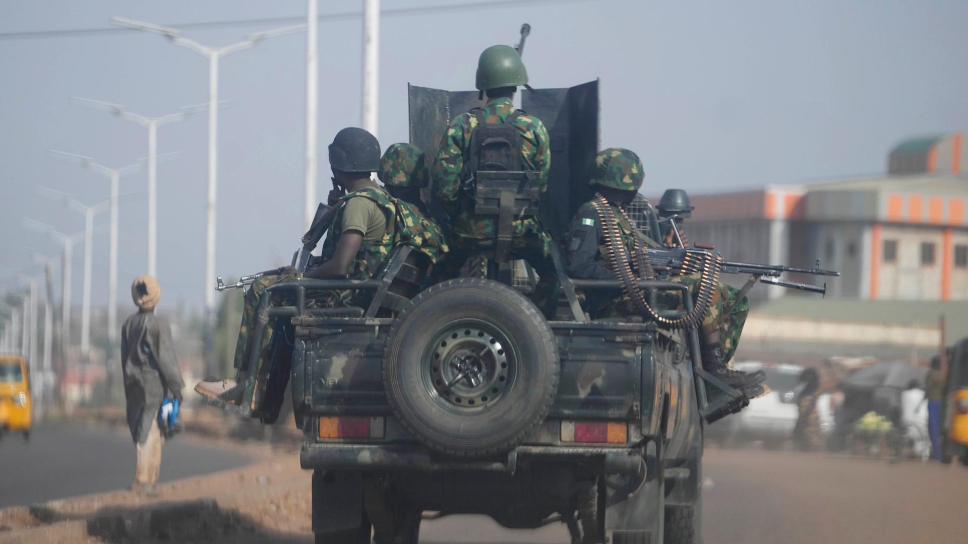 Ein Fahrzeug der nigerianischen Armee fährt in der Region Kaduna Birnin Gwari.