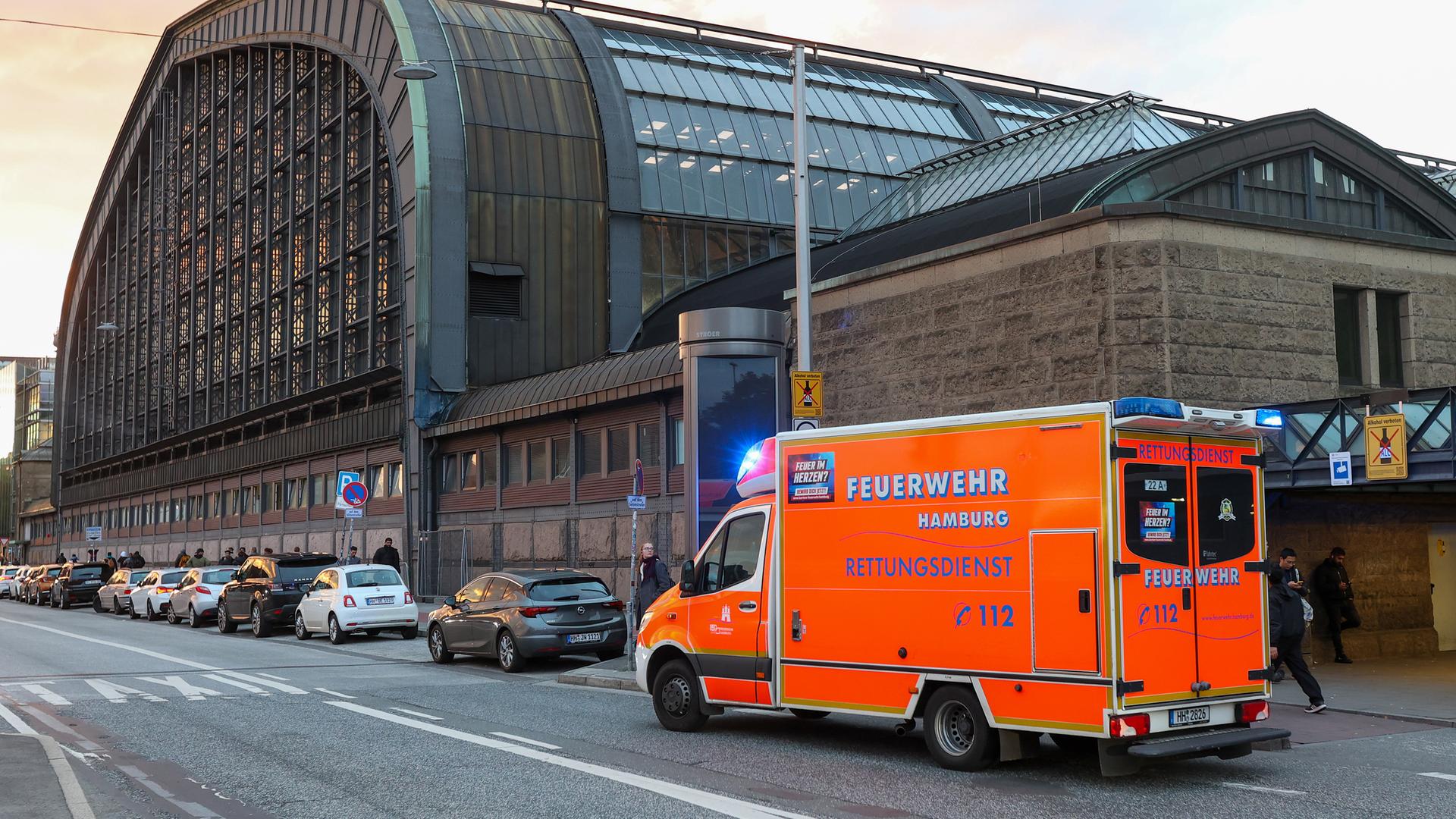 Ein Rettungswagen steht vor dem Hamburger Hauptbahnhof. 