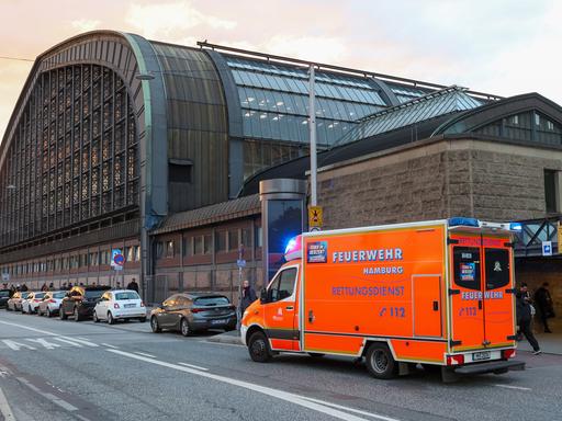 Ein Rettungswagen steht vor dem Hamburger Hauptbahnhof. 