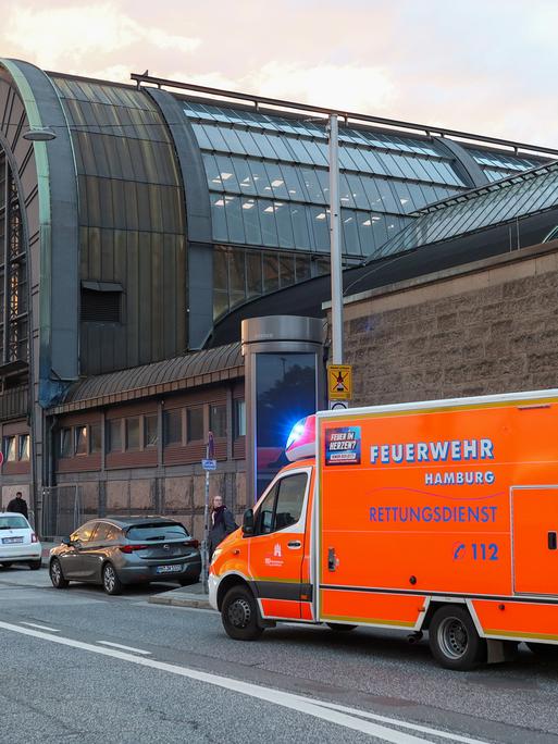 Ein Rettungswagen steht vor dem Hamburger Hauptbahnhof. 