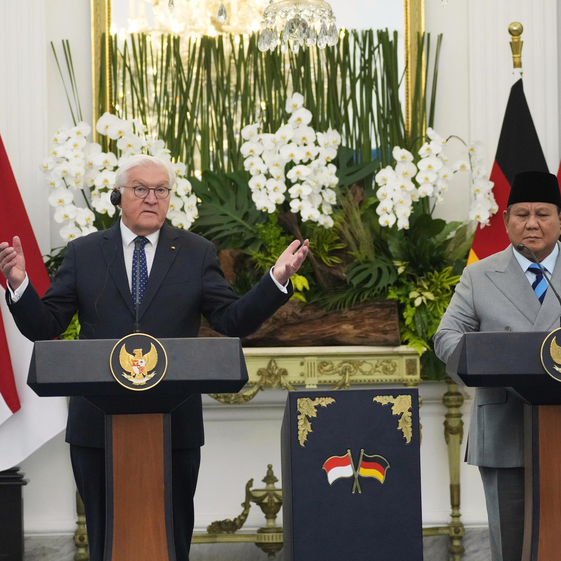 Bundespräsident Steinmeier und der indonesische Präsident  Prabowo Subianto stehen bei einer Pressekonferenz jeweils hinter einem Rednerpult.
