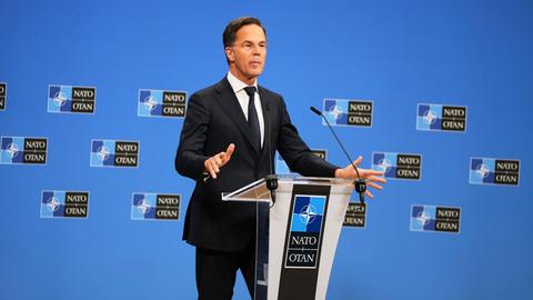 Brüssel: Mark Rutte, Nato-Generalsekretär, spricht während einer Pressekonferenz vor einer Sitzung der Ukraine-Verteidigungskontaktgruppe im Nato-Hauptquartier.