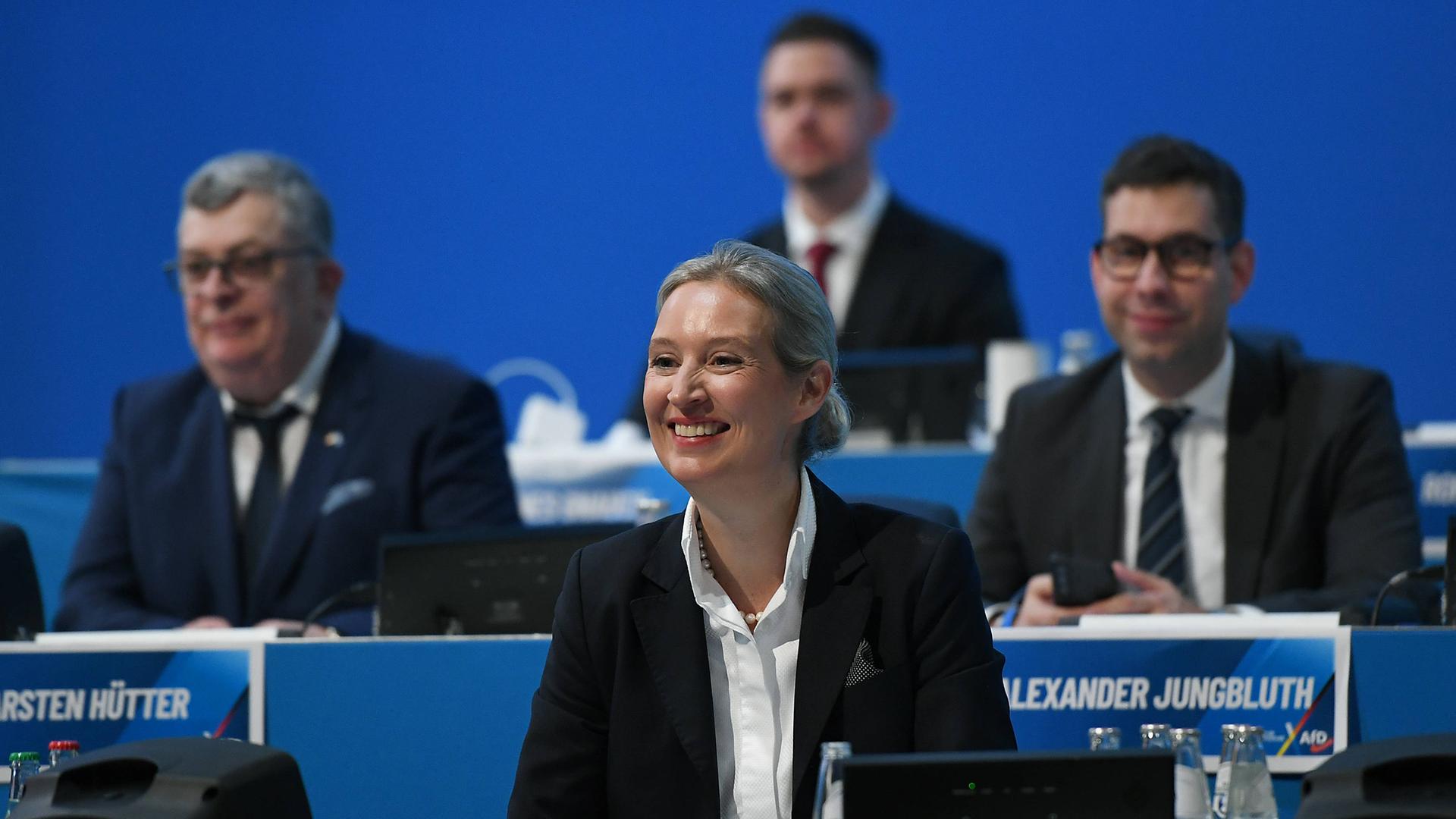 Mehrere Politiker der AfD sitzen beim Bundesparteitag in Riese. In der Mitte die Co-Vorsitzende Alice Weidel.