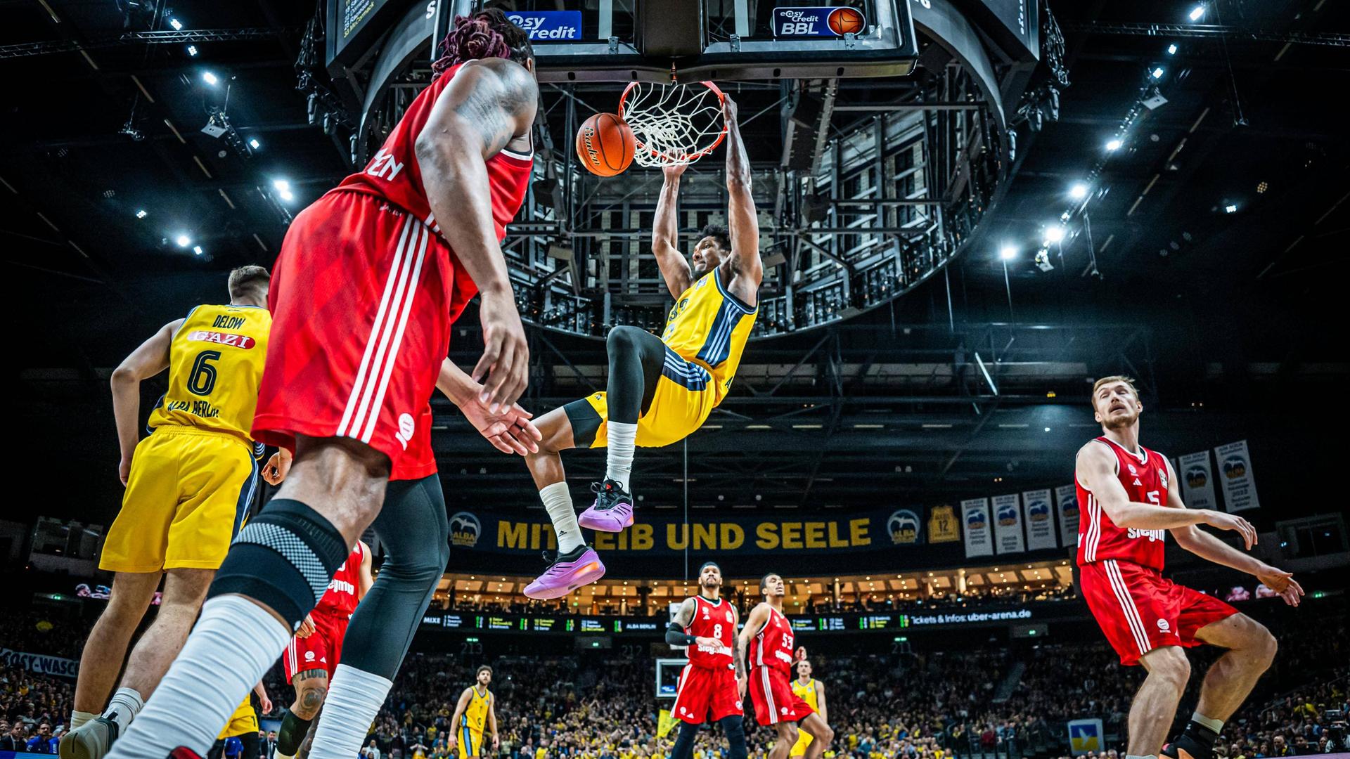 Basketball-Bundesliga: Spielszene zwischen Alba Berlin und dem FC Bayern München.