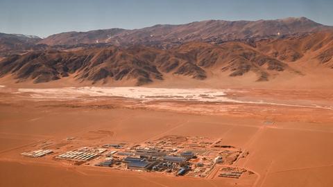 Luftaufnahme einer Lithiumgewinnungsanlage in einer wüstenartigen Landschaft in der argentinischen Provinz Salta. Luftaufnahme einer Lithiumgewinnungsanlage in einer wüstenartigen Landschaft in der argentinischen Provinz Salta.