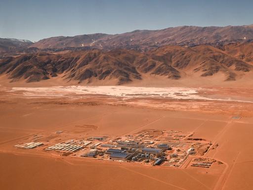 Luftaufnahme einer Lithiumgewinnungsanlage in einer wüstenartigen Landschaft in der argentinischen Provinz Salta. Luftaufnahme einer Lithiumgewinnungsanlage in einer wüstenartigen Landschaft in der argentinischen Provinz Salta.