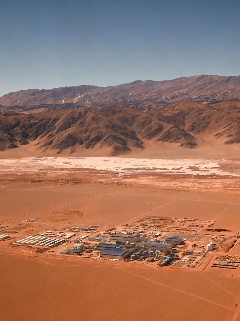 Luftaufnahme einer Lithiumgewinnungsanlage in einer wüstenartigen Landschaft in der argentinischen Provinz Salta. Luftaufnahme einer Lithiumgewinnungsanlage in einer wüstenartigen Landschaft in der argentinischen Provinz Salta.