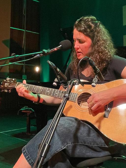Michelle Willis sitzt mit ihrer birnenförmigen Gitarre im Kammermusiksaal von Deutschlandfunk in Köln.