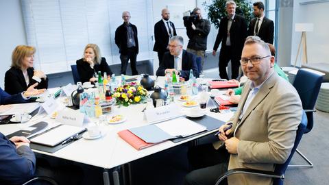 Potsdam: Karin Welge (l-r), Präsidentin der Vereinigung der kommunalen Arbeitgeberverbände (VKA), Nancy Faeser (SPD), Bundesministerin des Innern und Heimat, Werner Glatzer, Staatssekretär im Bundesfinanzministrium, und Frank Wernecke (r), Vorsitzender der Dienstleistungsgewerkschaft Verdi, sitzen am zweiten Tag der dritten Runde der Tarifverhandlungen des öffentlichen Dienstes von Bund und Kommun