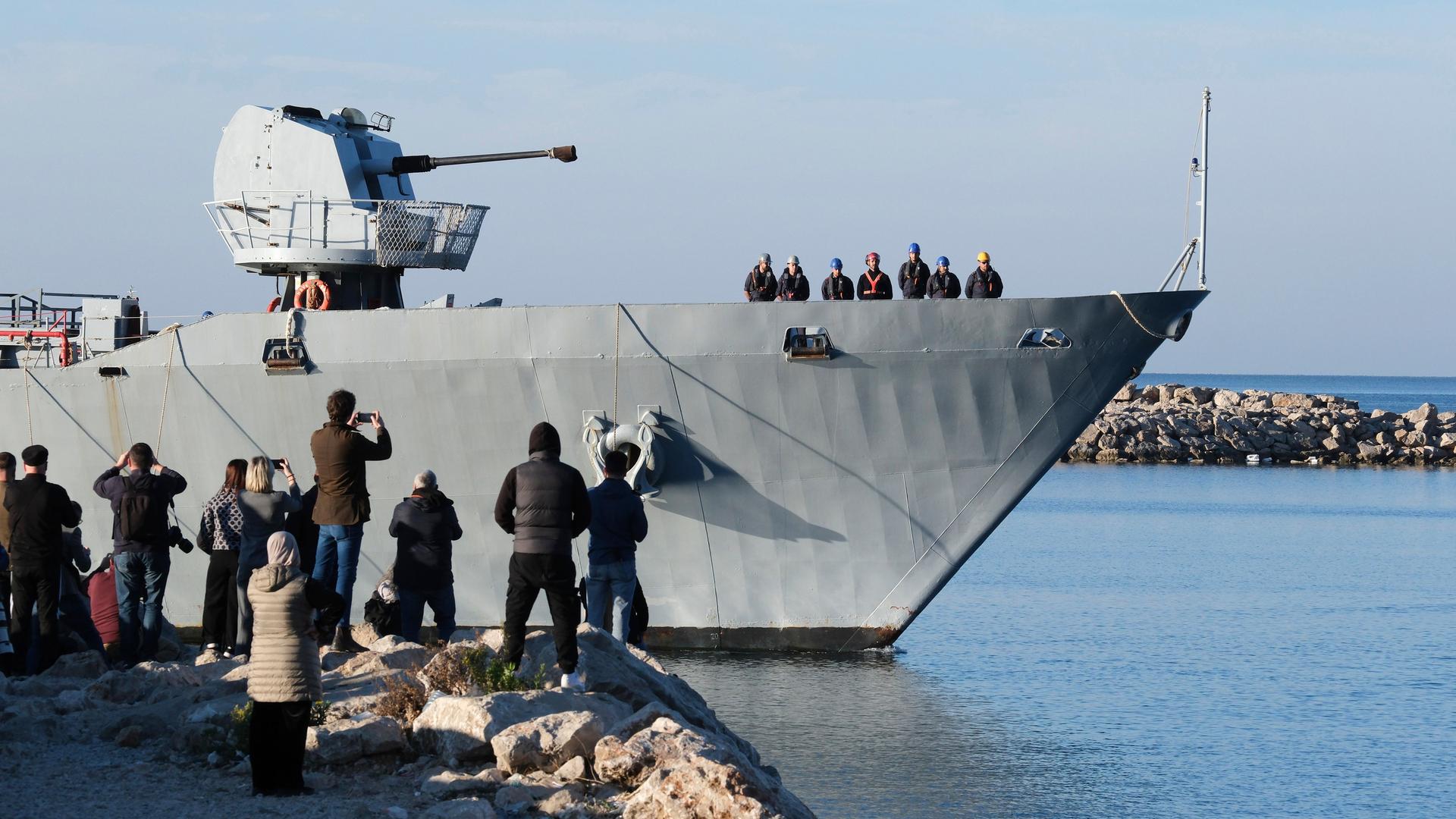 Das italienische Marineschiff Libra läuft mit der zweiten Gruppe von acht Migranten, die in internationalen Gewässern abgefangen wurden, in den Hafen von Shengjin im Nordwesten Albaniens ein. 